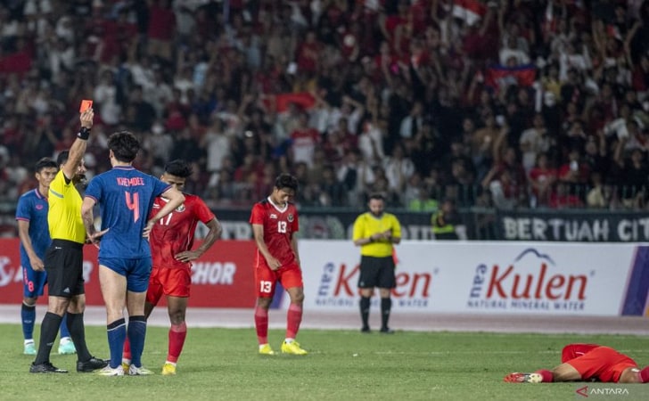 wasit-keluarkan-kartu-merah-di-sea-game.jpg