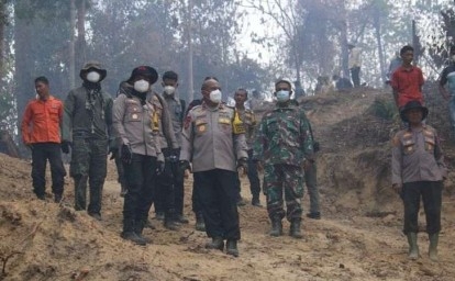 Ada 142 Titik Panas, Wakapolda Riau dan Bupati Padamkan Karhutla di Rokan Hulu