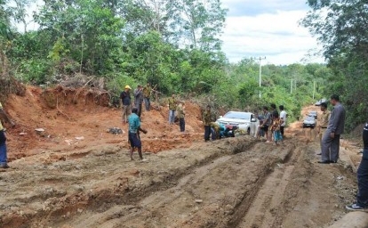 Proyek perbaikan jalan di Riau