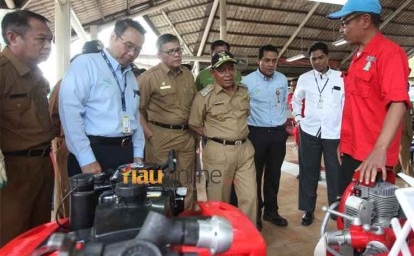 Bupati Pelalawan, H M Harris meninjau pameran K3 dalam rangka memperingati bulan K3 di PT RAPP