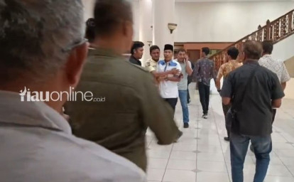 Aksi-Premanisme-di-DPRD-Riau-Diduga-Berawal-dari-Konflik-2-Anggota-Fraksi-Golkar.jpg