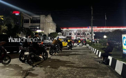 Antrean-di-SPBU-Soekarno-Hatta-Pekanbaru-Mengular-Pertalite-dan-Solar-Diserbu-Pengendara.jpg