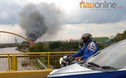 Asap Kebakaran di Jalan Perdagangan terlihat dari Jembatan Siak