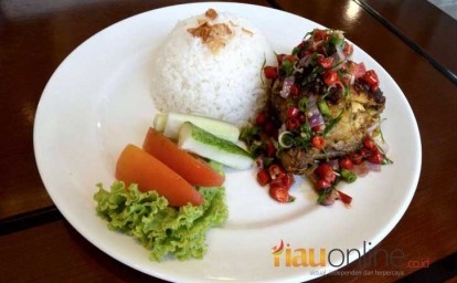 Nasi ayam dabu dabu dari Warung Koffie Batavia, Pekanbaru