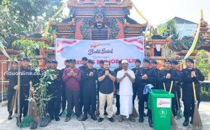 Brimob-Polda-Riau-bakti-sosial.jpg
