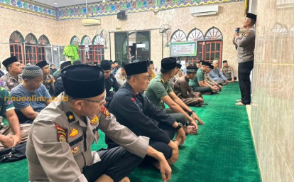 Brimob-dan-tni-salat-subuh.jpg