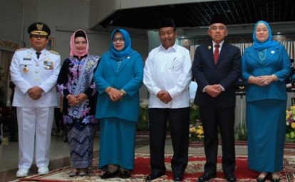 Bupati Rohul H Sukiman, bersama ibu, foto bersama dengan Gubernur Riau, usai pelantikan