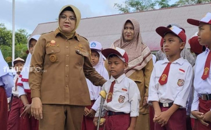 Bupati-Siak-bersama-siswa4.jpg