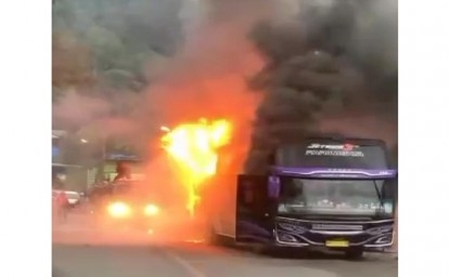 Bus-istri-anggota-dewan-kuansing-terbakar2.jpg