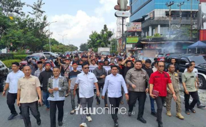 DPRD-Pekanbaru-Jalan-Kaki-Tinjau-Lokasi-Sengketa-HGB.jpg