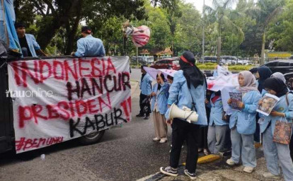 Demo-mahasiswa-unri-di-dprd-riau.jpg