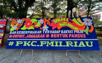 Desak-Usut-Defisit-Rp17-Triliun-Mahasiswa-Kepung-DPRD-Riau-dengan-Papan-Bunga.jpg