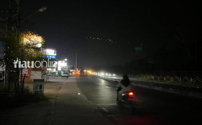 Di-Tengah-Gencarnya-Pembangunan-Warga-Rumbai-Masih-Bergelut-dengan-Jalan-Gelap.jpg