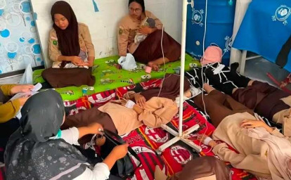 Diduga-Keracunan-Usai-Santap-MBG-Puluhan-Siswa-di-Tapung-Hulu-Dilarikan-ke-Puskesmas.jpg