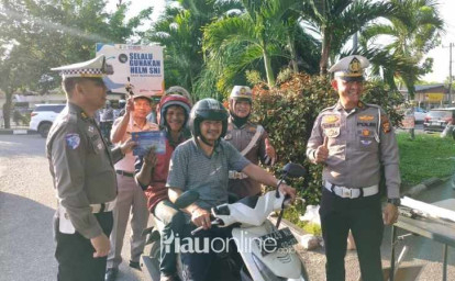 Ditlantas-Polda-Riau-Edukasi-Keselamatan-Berlalu-Lintas-dan-Bagikan-Helm-Gratis.jpg
