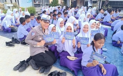 Ditlantas-Polda-Riau-Police-Go-to-School.jpg