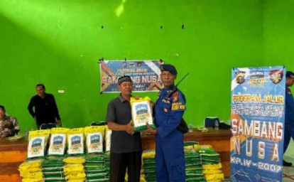 Ditpolairud-Polda-Riau-Salurkan-100-Karung-Beras-untuk-Warga-Pesisir-Siak.jpg