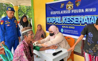 Ditpolairud-Polda-Riau-Salurkan-60-Paket-Sembako-dan-Gelar-Klinik-Terapung-di-Inhil.jpg