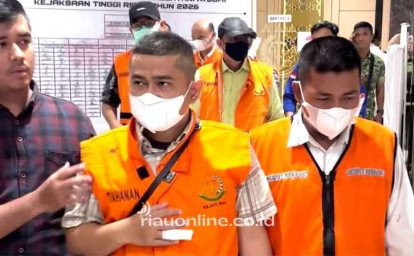 Diwarnai-Isak-Tangis-Keluarga-8-Tersangka-Korupsi-Dana-PI-Digiring-ke-Tahanan.jpg