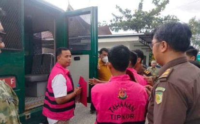Empat-Tersangka-Korupsi-KUR-di-Kampar-Ditahan-Mantan-Anggota-DPRD-Mangkir.jpg