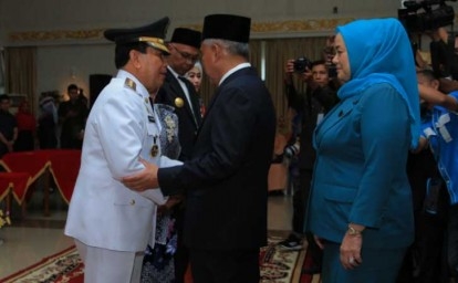 Usai dilantik, Gubernur Riau, Andi Rahman, memberi selamat kepada Bupati Rohul H Sukiman