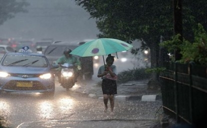 Sediakan Mantel, Malam Minggu Riau Bakal Diguyur Hujan