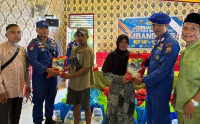 JALUR-Berlabuh-di-Siak-Ditpolairud-Polda-Riau-Salurkan-Bantuan-untuk-Warga-Pesisir.jpg