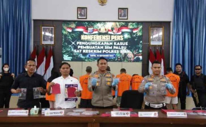 Jaringan-Pembuat-dan-Pengedar-SIM-Palsu-di-Riau-Terbongkar-8-Tersangka-Diciduk.jpg