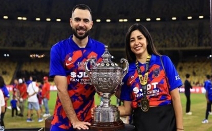 Jordi Amat Ditemani sang Istri saat Rayakan Juara Piala Malaysia