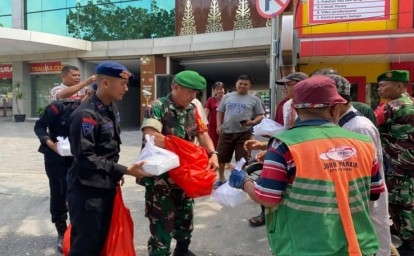 Jumat-berkah-brimob-polda-riau.jpg