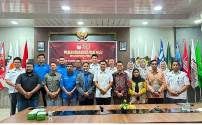 KPU-Pekanbaru-Gandeng-PWI-Perkuat-Edukasi-Publik-dan-Perangi-Hoaks-Pemilu.jpg
