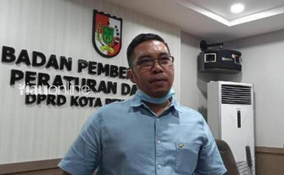 Kabut-Asap-Pekanbaru-Makin-Tebal-Roni-Pasla-Soroti-Keselamatan-Anak-Sekolah.jpg
