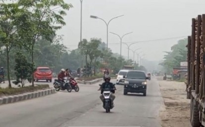 Kabut Asap Selimuti Pekanbaru, Pengendara Keluhkan Tenggorokan Sakit dan Mata Pedih