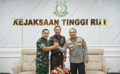 Kapolda-Kajati-dan-Pangdam-Bahas-Masa-Depan-Penegakan-Hukum-di-Riau.jpg