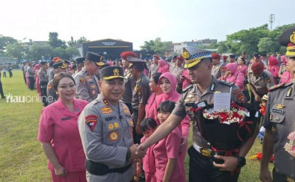 Kapolda-menyalami-anggota.jpg