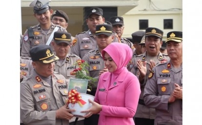 Kapolres-Rohil-terima-hadiah-ultah.jpg