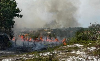 Karhutla Ancam Permukiman Karya Indah, Manggala Agni dan Ketua RT Gerak Cepat