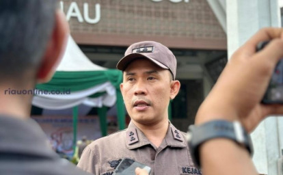 Kasipenkum-dan-Humas-Kejati-Riau-Zikrullah.jpg