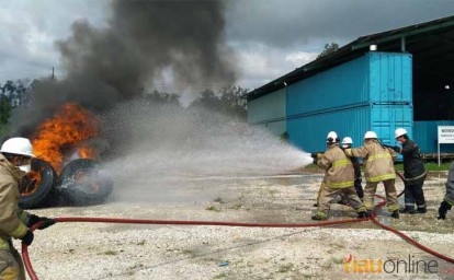 Karyawan PT RAPP tengah melakukan pemadaman api dalam kompetisi Fire Mill Brigade.