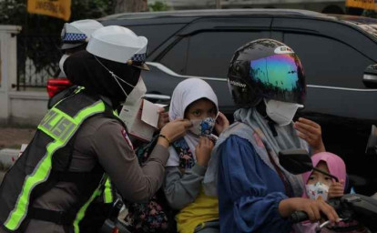 Kualitas-Udara-Memburuk-Polresta-Pekanbaru-Bagikan-Masker-N95-ke-Pengendara.jpg