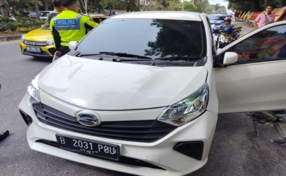 Tabrak Petugas Kebersihan Jalan, Pengemudi Mobil Meninggal