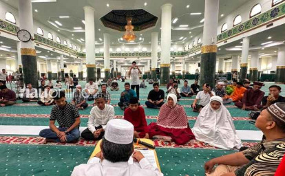 Lima-Orang-yang-Berbeda-Latar-Belakang-Bersyahadat-di-Masjid-Raya-An-Nur.jpg