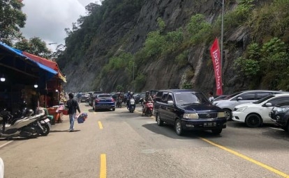 Macet-di-kelok-9-sumbar.jpg