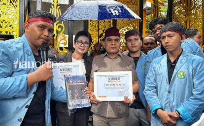 Mahasiswa-Unri-Berikan-Sertifikat-Sindiran-Kepada-DPR-RI-dan-Presiden.jpg