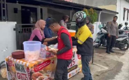 Makan-gratis-di-jalan-sewu.jpg