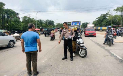 Maksa-Mendahului-Kendaraan-Lain-Truk-Tabrak-Remaja-Pengendara-Motor-Hingga-Tewas.jpg