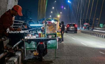 Markarius-Desak-Satpol-PP-Tindak-Pedagang-di-Jembatan-Siak.jpg