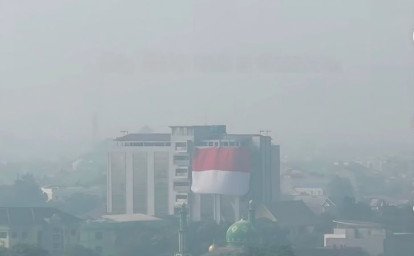 Merah-Putih-Berkibar-di-Tengah-Kabut-Asap-Pekanbaru-Warga-Asap-Saja-Punya-Arah.jpg