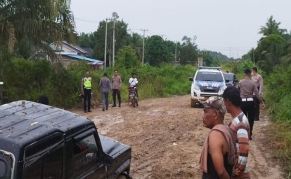 Mobil-Polres-Dumai-terjebak-lumpur.jpg