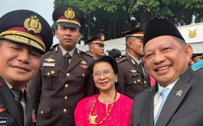 Momen-Kapolda-Riau-Dampingi-Putra-Ferdy-Sambo-Usai-Dilantik-Jadi-Perwira-Polri.jpg